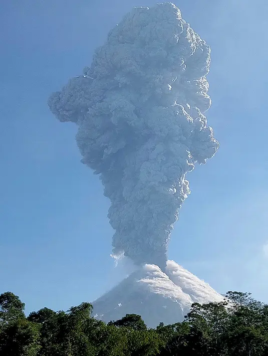 Gunung Merapi memuntahkan abu vulkanik terlihat di Cangkringan, Yogyakarta, (1/6). Gunung Merapi kembali meletus mengeluarkan abu mencapai ketinggian sekitar 6 kilometer (4 mil) dan berlangsung dua menit. (AP Photo/Slamet Riyadi)