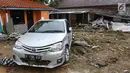 Sebuah mobil yang rusak akibat terjangan tsunami Selat Sunda di Carita, Banten, Selasa (25/12). Akibat tsunami yang melanda kawasan tersebut menyebakan ratusan rumah dan mobil rusak. (Liputan6.com/Angga Yuniar)