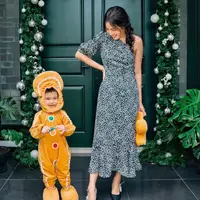 Kali ini, dengan one-shoulder dengan detail mermaid di bagian ujung bawah dress bermotif bunga-bunga kecil dari brand Poise24, Tiffany Soetanto berpose bersama sang buah hati yang mengenakan kostum ginger bread. Foto: Instagram.