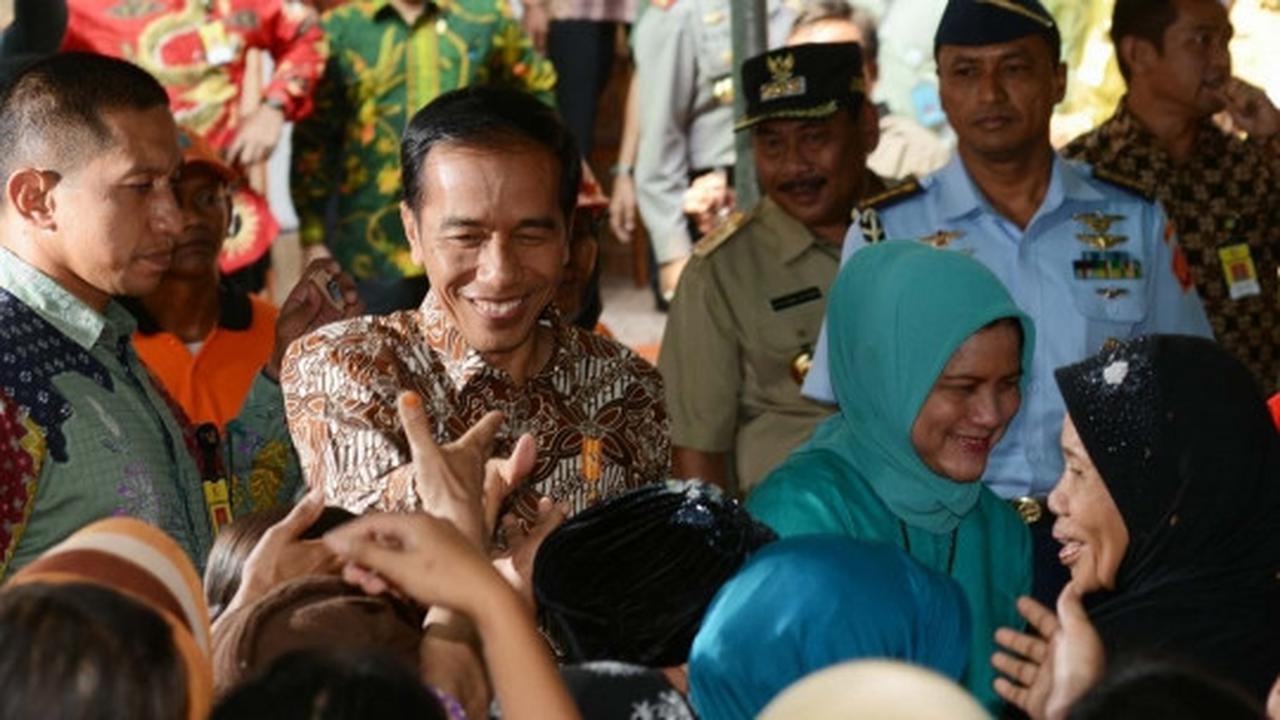 Presiden Jokowi bagi-bagi sembako di Kedoya