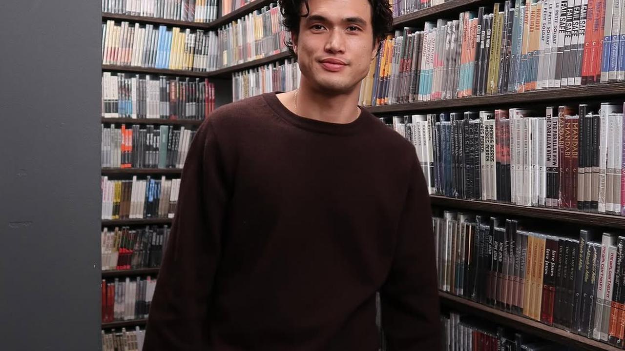 Potret Charles Melton yang Jadi Model Video Klip Lagu Jennie 'Love Hangover'