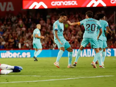 Pemain Barcelona Sergi Roberto (kanan) merayakan gol ke gawang Granada pada pertandingan sepak bola La Liga Spanyol di Stadion Los Carmanes, Granada, Spanyol, Minggu (8/10/2023). Pertandingan berakhir imbang 2-2. (AP Photo/Fermin Rodriguez)