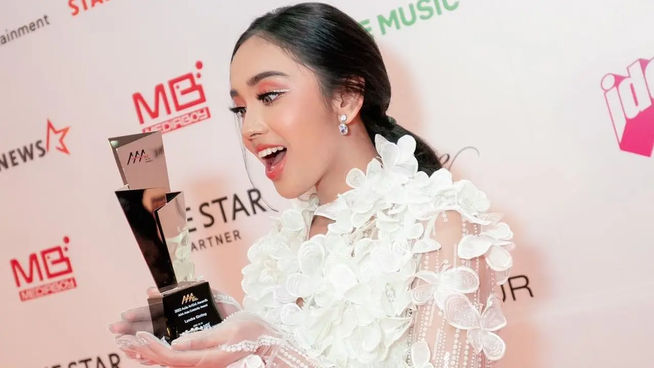 Lyodra Ginting Tampil Secantik Bidadari dengan Gaun Putih di Panggung Asia Artist Award 2022