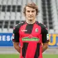 Bintang muda SC Freiburg Caglar Soyuncu sangat ingin bergabung dengan Manchester United (MU). (kretschmannland.files.wordpress.com)