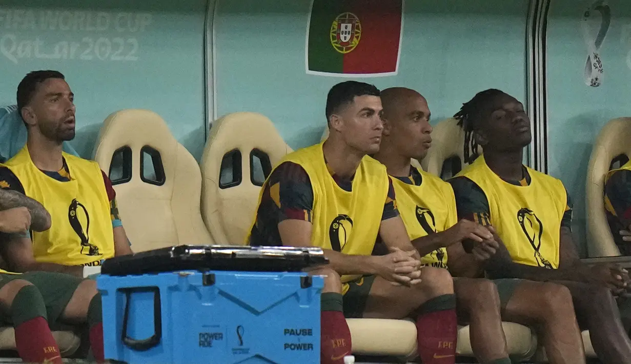Cristiano Ronaldo (ketiga dari kanan) saat duduk di bangku cadangan selama pertandingan sepak bola babak 16 besar Piala Dunia 2022 antara Portugal dan Swiss, di Stadion Lusail, Lusail, Qatar, Selasa (6/12/2022). Alasan Santos karena dirinya tidak menyukai tingkah mantan pemain Manchester United tersebut yang marah-marah saat ditarik keluar pada babak kedua. (AP Photo/Alessandra Tarantino)