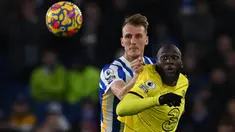 Pemain Brighton and Hove Albion Dan Burn (kiri) berebut bol dengan pemain Chelsea Romelu Lukaku (kanan) pada pertandingan sepak bola Liga Inggris di American Express Community Stadium, Brighton, Inggris, 18 Januari 2022. Pertandingan berakhir 1-1. (Glyn KIRK/AFP)