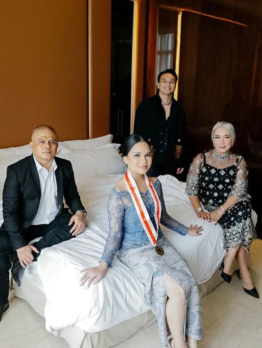 Saat menjadi bintang tamu di kanal Youtue Maia ALELDUL beberapa waktu lalu, aktor berusia 24 tahun itu mengaku rela tak kuliah demi menjadi tulang punggung keluarga. [Instagram/jefrinichol]