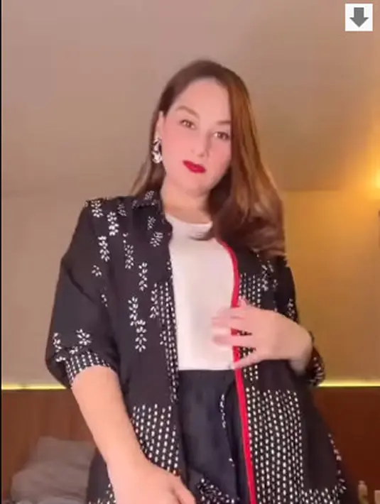 Bukber adalah panggung fashion bagi Mona Ratuliu, begitu katanya. Ia pun membuat video gaya bukbernya (Foto: Instagram @monaratuliu)