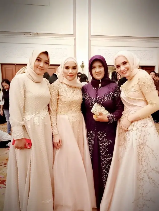 6 Potret Putri Anne Bareng Kakak Arya Saloka, Kompak
