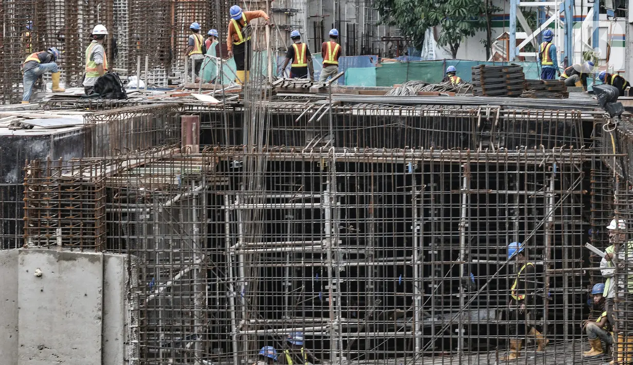 Pekerja beraktivitas menyelesaikan proyek revitalisasi Taman Ismail Marzuki (TIM) Tahap I, Jakarta, Rabu (6/1/2021). Progres revitalisasi TIM Tahap I yang meliputi gedung perpustakaan, wisma seni, parkir taman, dan Masjid Amir Hamzah itu telah mencapai 55 persen. (merdeka.cim/Iqbal S. Nugroho)