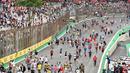 Para penonton memadati lintasan Sirkuit Interlagos, Sao Paulo, Brasil, jelang penghormatan juara di atas podium, Senin (16/11/2015) dini hari WIB. (AFP Photo/ Nelson Almeida)