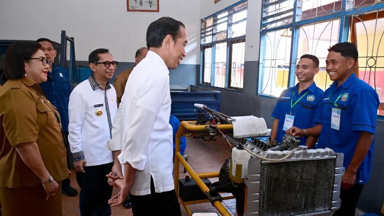 Presiden Joko Widodo dalam acara pembagian bantuan beras pemerintah di GBB itu membagikan dua sepeda.<br>