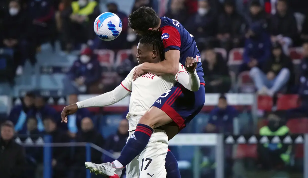Penyerang AC Milan, Rafael Leao berebut bola udara dengan pemain Cagliari, Alberto Grassi pada pertandingan lanjutan Liga Serie A Italia di Sardegna Arena di Cagliari, Italia, Minggu (20/3/2022). Dengan kemenangan ini, AC Milan kokoh di puncak klasemen dengan 66 poin. (Alessandro Tocco/LaPresse via