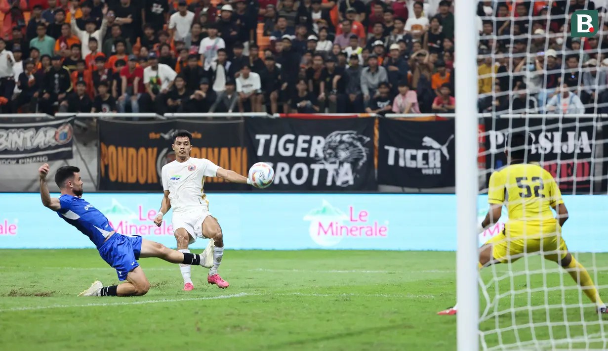 <p>Pemain Persija Jakarta, Aji Kusuma (tengah) melepaskan tendangan yang berusaha diblok pemain PSIS Semarang, Roger Bonet Badia pada laga turnamen mini RCTI Premium Sports di Jakarta International Stadium (JIS), Jakarta, Kamis (30/5/2024). (Bola.com/Abdul Aziz)</p>