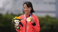 Nishiya Momiji juga catat sejarah baru bagi Jepang, yaitu menjadi atlet termuda yang mampu meraih medali emas di ajang Olimpiade. Dirinya menyalip Kyoko Iwasaki yang sukses sabet medali emas di umur 14 tahun. (Foto: AP/Ben Curtis)