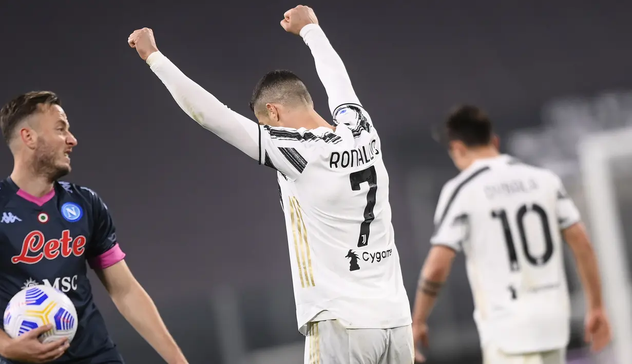 Penyerang Juventus, Cristiano Ronaldo merayakan akhir laga tunda pekan ketiga Serie A menghadapi  Napoli di Allianz Stadium, Kamis (8/4/2021) dini hari WIB. Juventus menang 2-1 atas Napoli lewat gol yang dicetak Ronaldo dan Dybala. (Fabio Ferrari/LaPresse via AP)