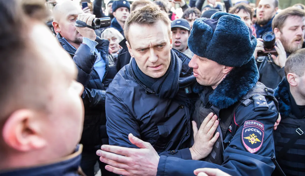 Pemimpin oposisi utama Rusia, Aleksey Navalny, ditahan ketika berunjuk rasa menuntut pengunduran diri Perdana Menteri Dmitry Medvedev atas tuduhan korupsi, di pusat kota Moskow, Minggu (26/3). (Evgeny Feldman for Alexey Navalny's campaign photo via AP)