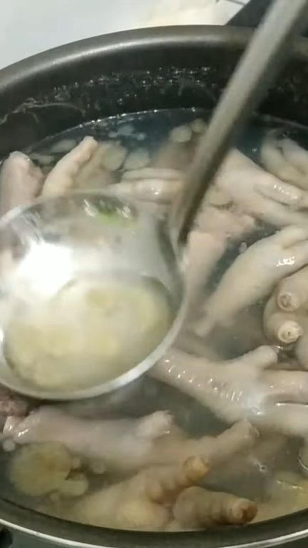 Angkat Kotoran Ceker
