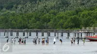 Turis mancanegara usai melihat keindahan taman laut di Pulau Bunaken, Manado, Sabtu (17/12). Tiongkok mendominasi kunjungan wisatawan mancanegara (wisman) di Manado pada pertengahan tahun hingga mencapai 34 ribu wisatawan. (Liputan6.com/Fery Pradolo)
