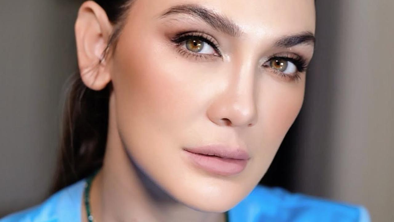 Inspirasi Gaya Rambut Ponytail Ala Luna Maya