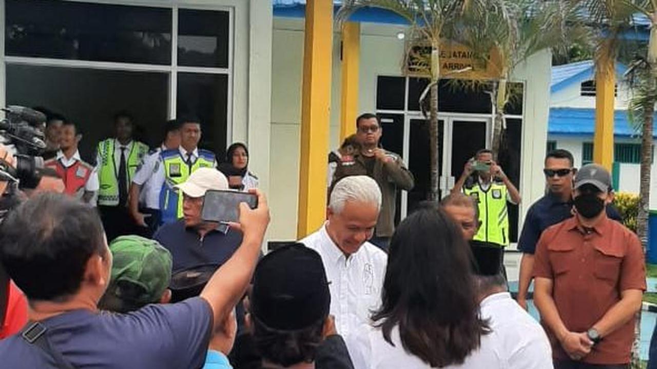 Momen Seru Ganjar Blusukan di Banda Neira, Diberi Warga Buku Sejarah Karya Des Alwi hingga Diminta Turunkan Beras