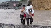 Aksi Heroik Polisi Gendong Pelajar SD Seberangi Lahar Dingin Semeru