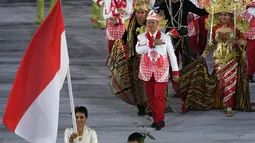 Kontingen atlet Indonesia saat parade upacara pembukaan Olimpiade 2016 di Stadion Maracana, Rio de Janeiro, Brasil (5/8). Kostum Indonesia yang didesain Prima Suci Ariani tersebut kali pertama diperkenalkan pada 15 Juli 2016. (PEDRO UGARTE / AFP)