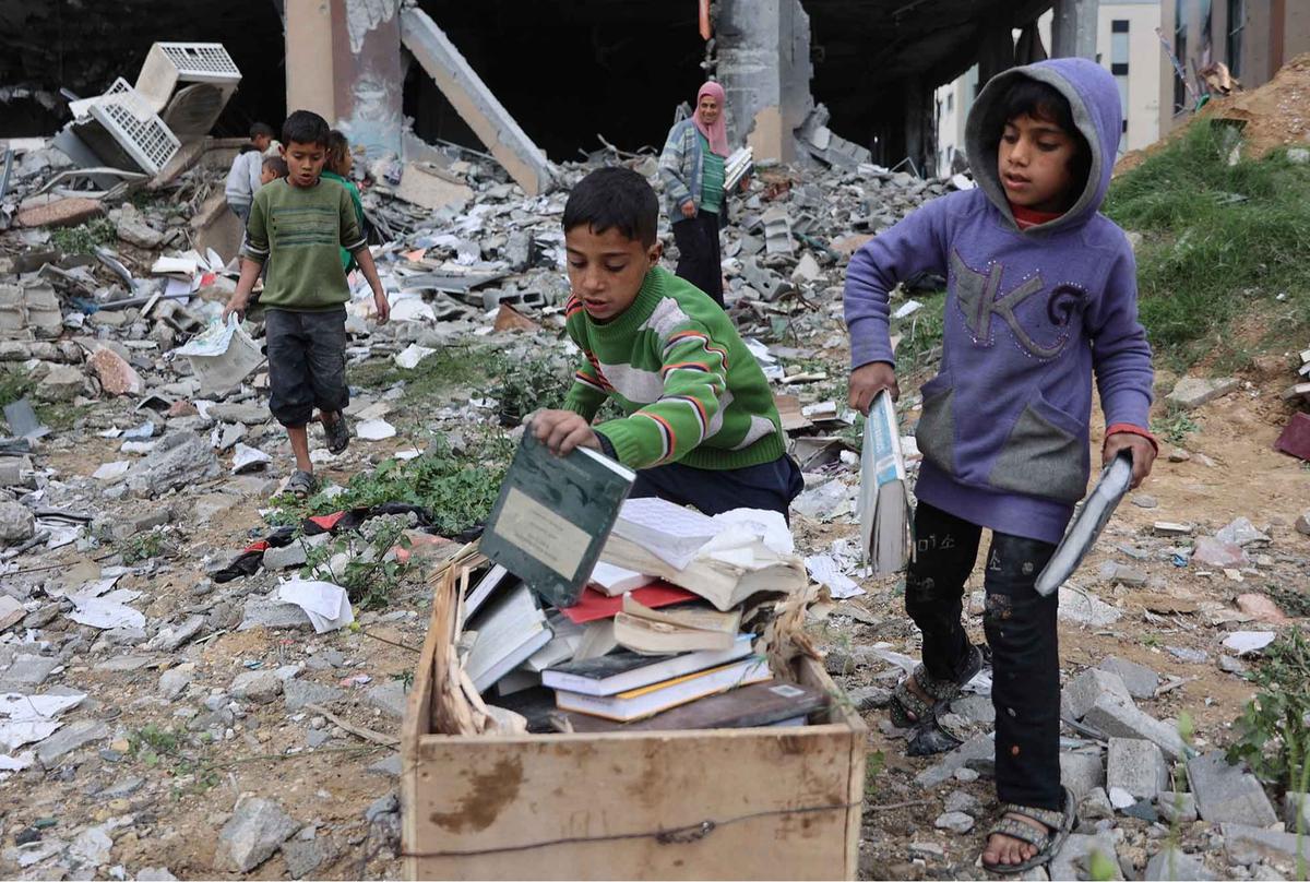 FOTO: Nestapa Warga Gaza:  Memasak dengan Buku Buku Bekas Universitas