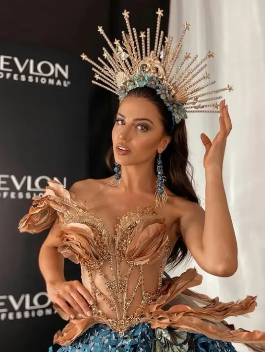Pemenang gelar Miss Supranational 2021 bernama Chanique Rabe asal Namibia tampak glamor dalam balutan kostum nasional bernuansa emas-biru. Kostum ini terinspirasi dari keindahan gurun Namib dan Samudra Atlantik. (Instagram/chani.rabe).