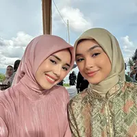 Di samping Caitlin Halderman, Beby tampil cantik berkat full makeup flawless dengan lipstik nude pink [@bebytsabina]