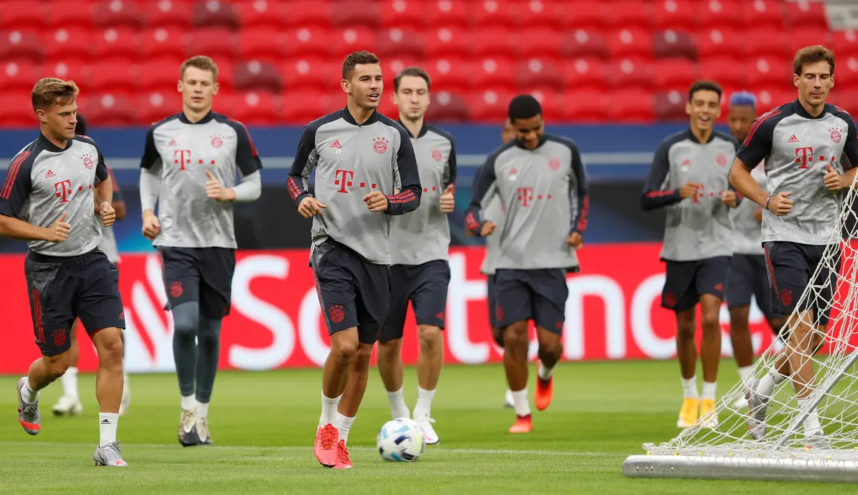 Pemain Bayern Munchen saat mengikuti sesi latihan jelang pertandingan Piala Super Eropa 2020 di Puskas Arena, Budapest, Kamis (24/9/2020). Bayern Munchen akan menghadapi juara Liga Europa, Sevilla. (AFP/Bernadett Szabo)