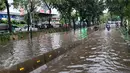 Pemandangan jalan yang tergenang banjir seperti kolam di depan Mall Gandaria City, Jakarta, Sabtu (27/8). Hujan deras di wilayah Jabodetabek mengakibatkan banjir di sejumlah titik di ibukota. (Liputan6.com/Helmi Afandi)