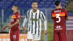 Penyerang Juventus, Cristiano Ronaldo melakukan selebrasi setelah mencetak gol kedua untuk timnya ke gawang AS Roma pada pekan kedua Liga Italia Serie A 2020-2021 di Stadion Olimpiade Roma, Minggu (27/9/2020). Juventus bermain imbang 2-2 di kandang AS Roma. (AP Photo/Gregorio Borgia)