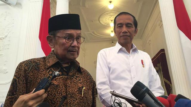 Presiden Jokowi bertemu dengan Presiden ketiga RI BJ Habibie di Istana.