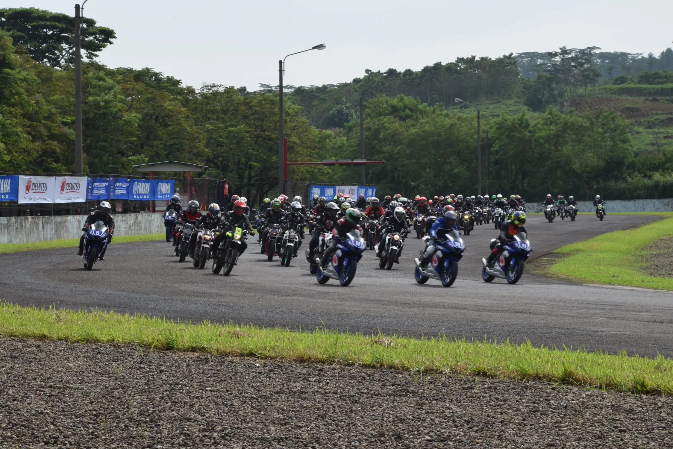 Komunitas Yamaha V-Ixion dan R15 memadati Sentul International Circuit dalam perhelatan seri perdana Yamaha Sunday Race 2017