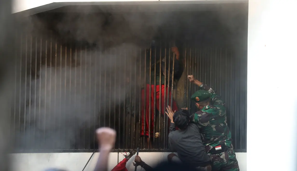 Aksi unjuk rasa massa yang dilakukan di depan Markas Komando Korps Brigade Mobil (Brimob) Polda Metro Jaya di kawasan Kwitang, Jakarta Pusat, Jumat (29/8/2025) sempat beberapa kali ricuh. (Liputan6.com/Helmi Fithriansyah)