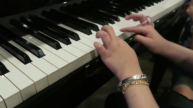 6 Momen Manis Shakira Anak Denada Jalan-Jalan Setelah 1 Tahun Dirawat