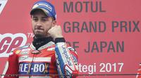 Pebalap Ducati, Andrea Dovizioso, melakukan selebrasi usai mejuarai balapan MotoGP Jepang di Sirkuit Motegi, Minggu (15/10/2017). Andrea Dovizoso menyelesaikan balapan dengan catatan waktu 47 menit 14,236 detik. (AP/Shizuo Kambayashi)
