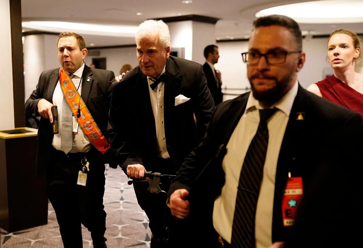FOTO: Trump Dievakuasi Saat Tembakan Terdengar di Acara WHCA