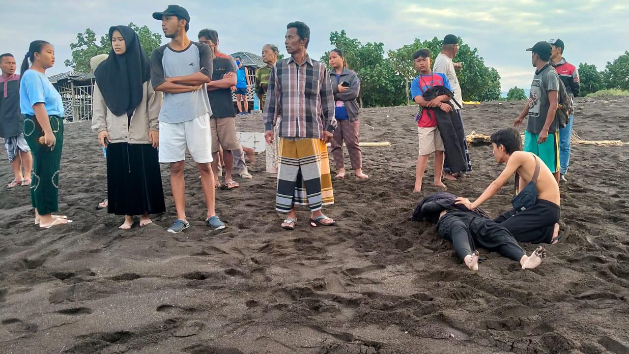 Salah Satu Jenazah Korban Tewas Tragedi Ritual di Pantai Payangan Jember. (Istimewa)