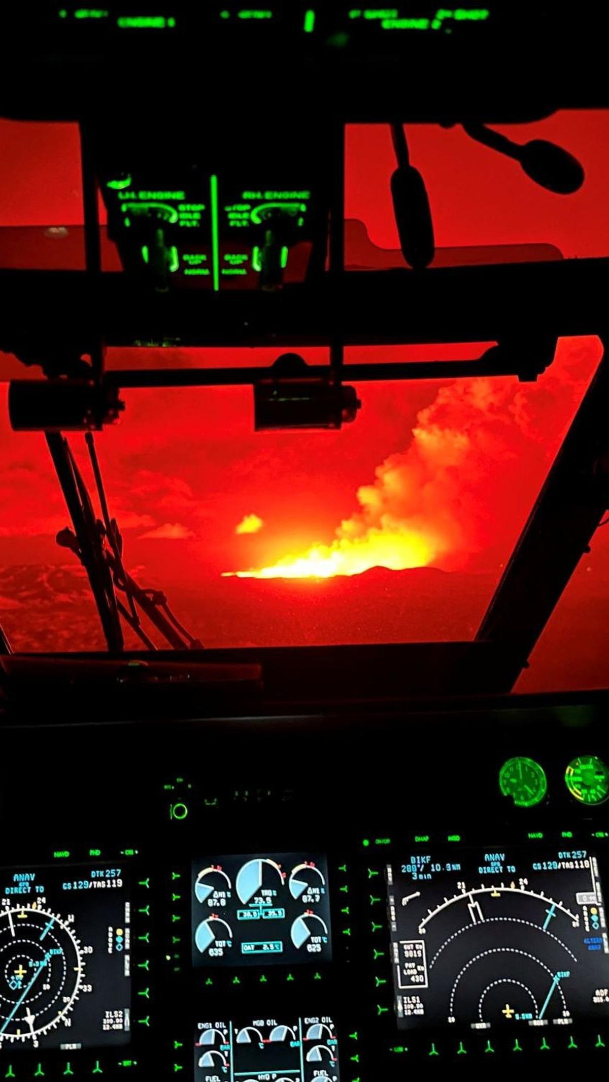 Pihak berwenang yang menangani kebencanaan di Islandia telah mengirimkan helikopter untuk melihat lokasi celah baru tersebut. Foto: HANDOUT / Icelandic Coast Guard / AFP