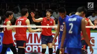 Pemain Timnas voli putra Korea Selatan merayakan poin saat melawan Indonesia pada perebutan tempat ketga Kejuaraan Voli Asia 2017 di GOR Tri Dharma, Gresik, Selasa (1/8). Indonesia kalah 3-0. (Liputan6.com/Helmi Fithriansyah)