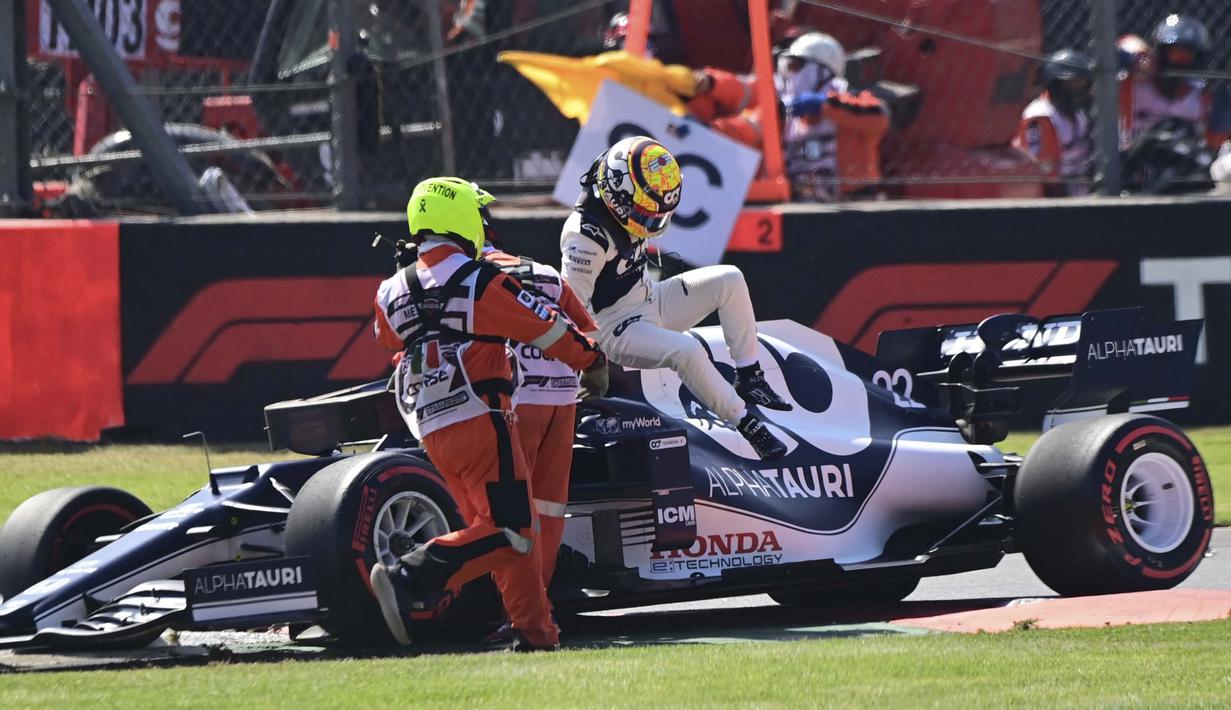 Yuki Tsunoda (AlphaTauri) pun jadi korban kecelakaan di tengah kekacauan yang terjadi dan gagal melanjutkan balapan. (AFP/Pedro Pardo)