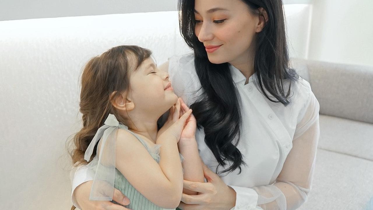 Pesona yang ia warisi dari kedua orangtuanya tak hanya membuatnya menarik, tetapi juga gaya outfit-nya yang cute banget membuat Chloe semakin menawan.<br>