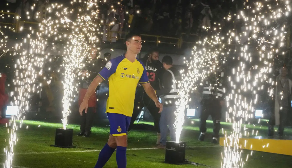 Penyerang berusia 37 tahun itu disambut kembang api dan teriakan para pendukung di Stadion Mrsool Park, kandang Al Nassr. (AP Photo/Amr Nabil)