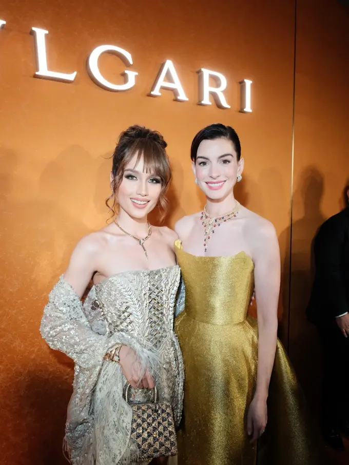 6 Potret Glamor Cinta Laura di Bvlgari Exhibition Shanghai, Momen Anne Hathaway Cium Tangannya Jadi Sorotan