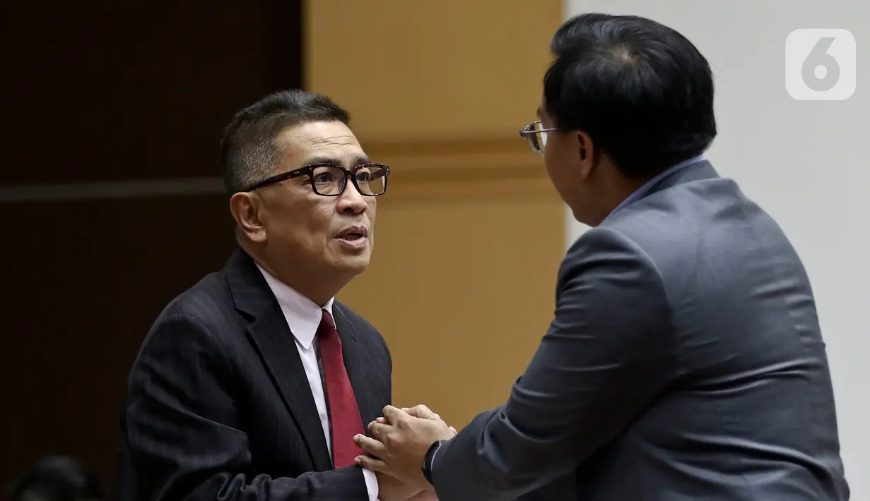 Mantan Dirut TVRI Helmy Yahya (kiri) bersalaman saat Rapat Dengar Pendapat Umum dengan Komisi I DPR di Kompleks Parlemen, Jakarta, Selasa (28/1/2020). Setelah memanggil Dewan Pengawas dan Direksi TVRI, Komisi I DPR mendengarkan penjelasan Helmi Yahya terkait pemecatannya. (Liputan6.com/Johan Tallo)