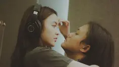 Foto yang diunggah oleh Rizky Febian di akun Instagram miliknya memperlihatkan Rizky dan Mahalini sedang berpelukan. Rizky menuliskan caption "Moment kita sama2 bikin notasi bareng cari lyric sama2 . Yg penting sama2 yakin langsung coba take voc. " (Instagram/rizkyfbian)