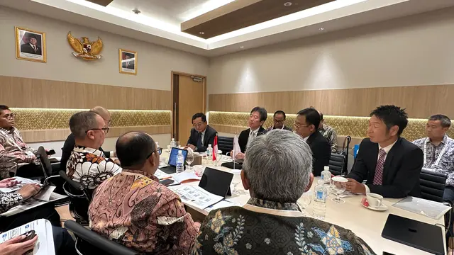 Menteri Perindustrian Agus Gumiwang Kartasasmita melakukan pertemuan dengan pimpinan Suzuki Motor Corporation pada saat di Paviliun Indonesia dalam rangka menghadiri World Expo 2025 Osaka, Jepang, Kamis (11/7/2025).