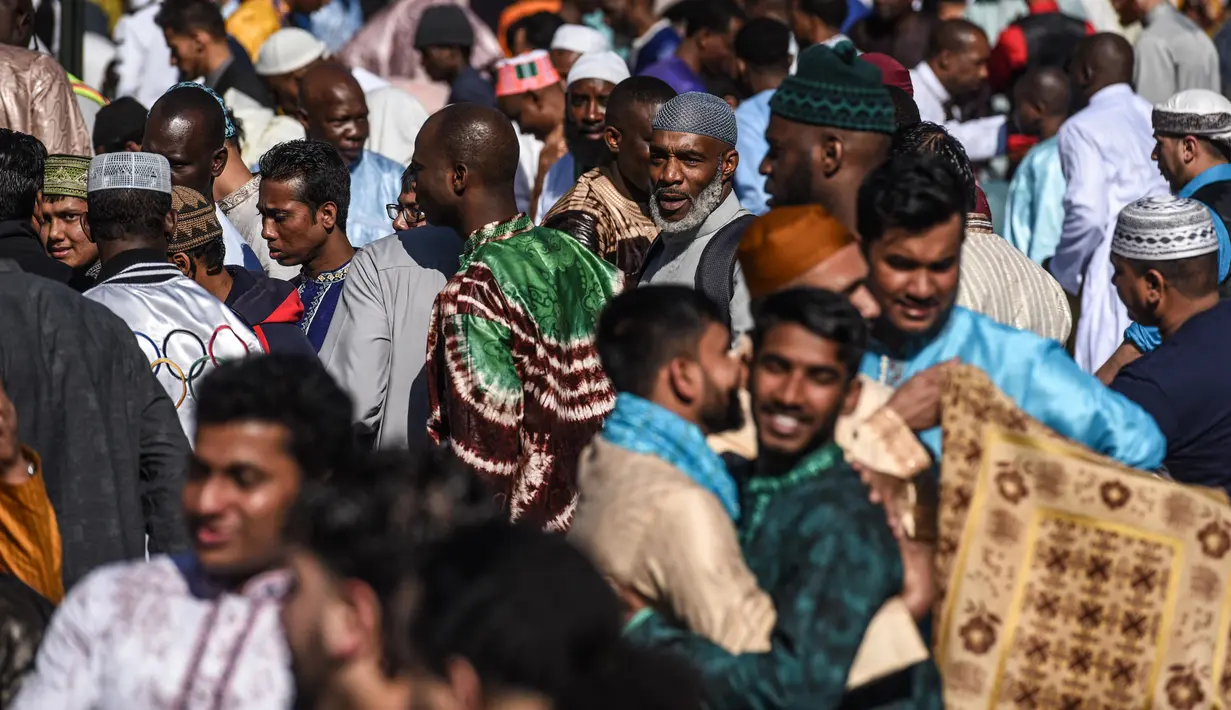Suasana saat umat muslim usai melaksanakan salat Idul Fitri di luar Masjid at-Taqwa, Brooklyn, New York City, Amerika Serikat, Selasa (4/6/2019). Hari Raya Idul Fitri 1440 Hijriah di Amerika Serikat jatuh pada hari Selasa, 4 Juni 2019. (Stephanie Keith/Getty Images North America/AFP)
